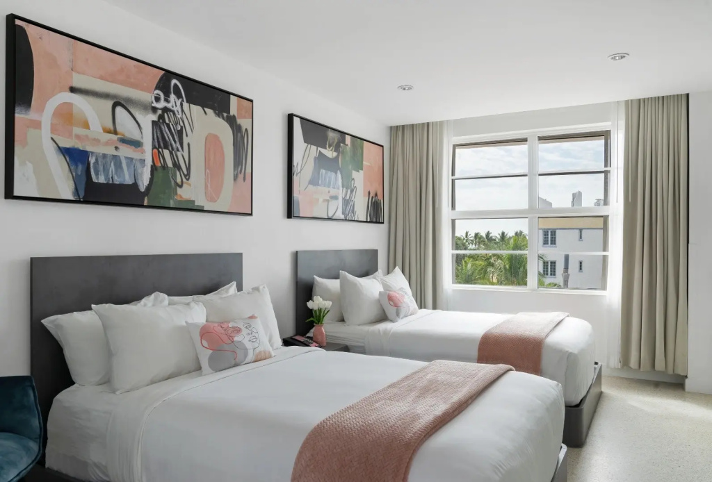 Quadruple room with pool view