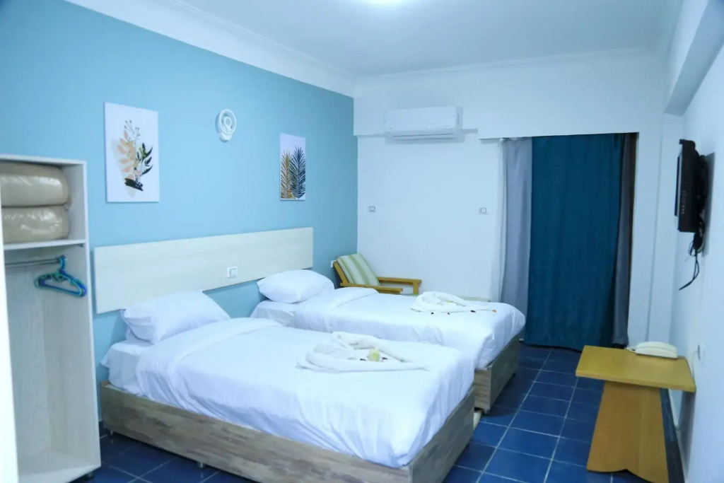Large Double room (twin beds)