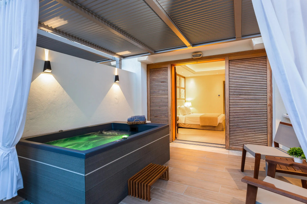 Superior with Outdoor Jetted Tub Double room with balcony (twin beds)