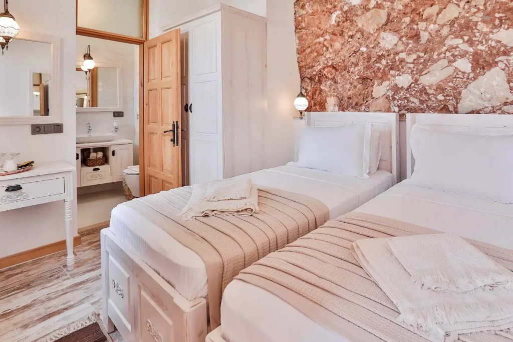Violet Double room with sea view (full double bed)