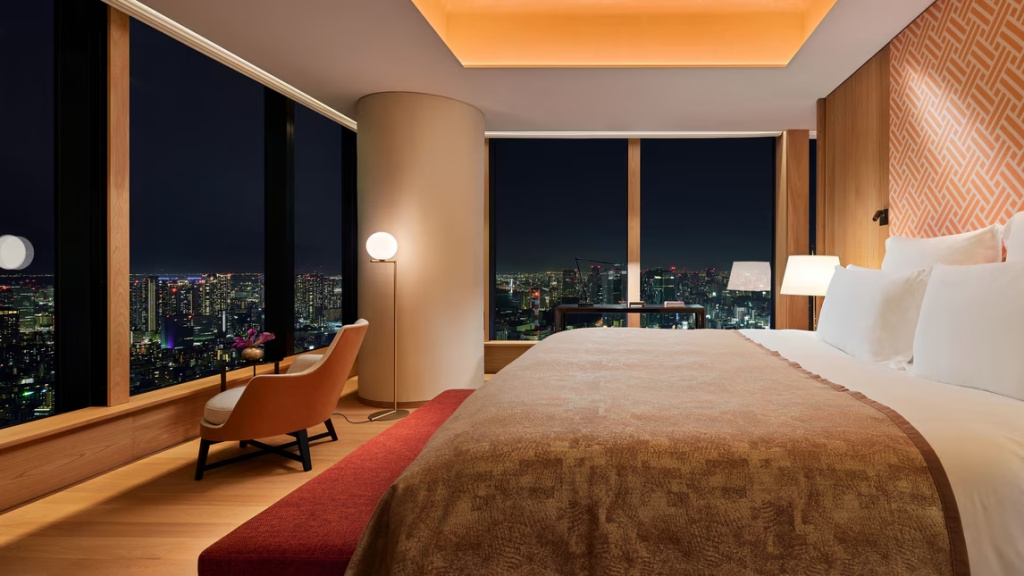 2 Bedrooms Deluxe Suite with Skyline view, king size bed, full double bed and twin beds room photo 1