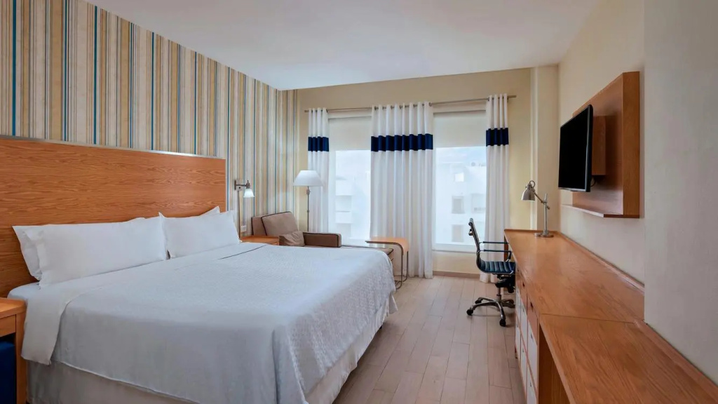 Traditional Guest room with city view
