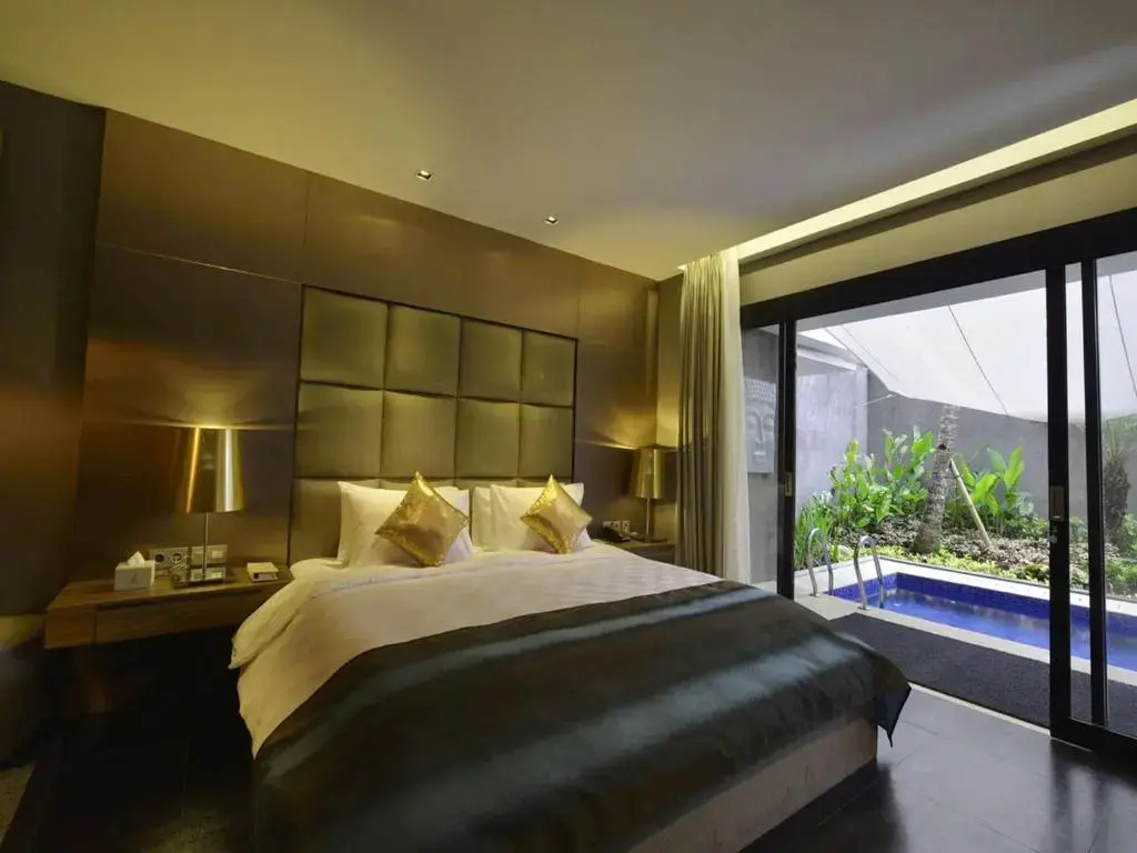 Pool Double Suite (full double bed)