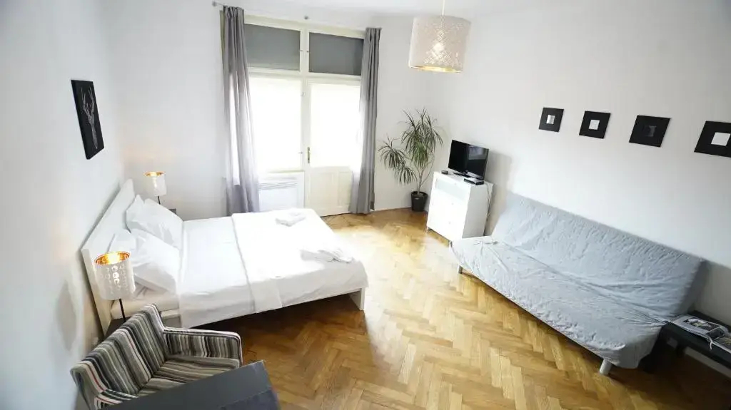 Double Studio with balcony full double bed