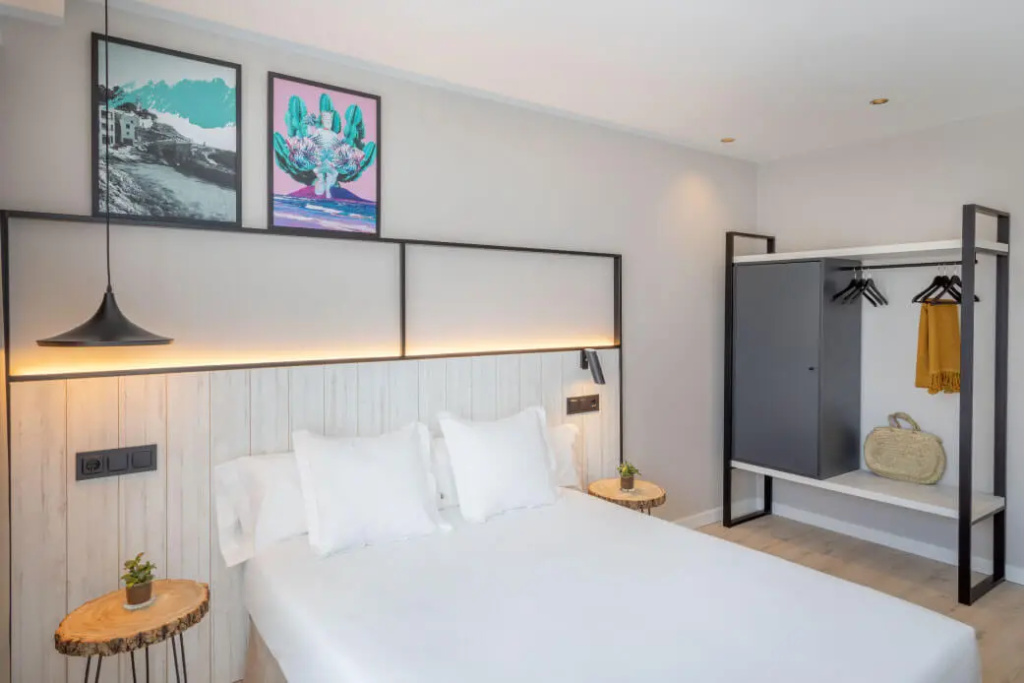 Double room (full double bed)
