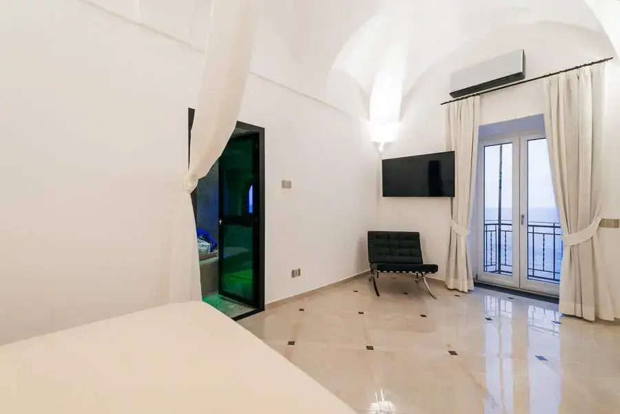 Superior Double Suite with sea view (full double bed)