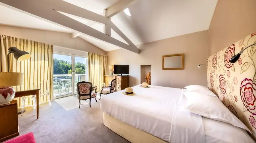 Deluxe Double room (full double bed)