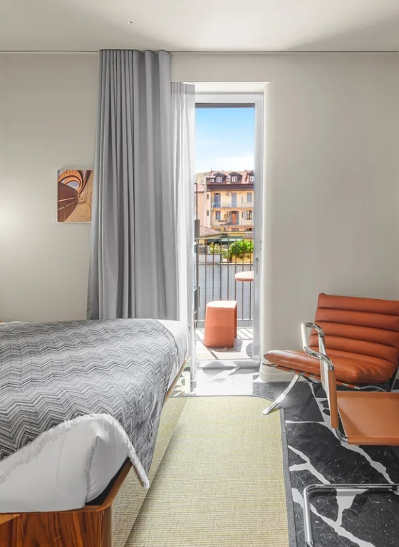 Deluxe Double room (full double bed)