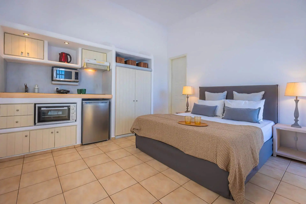 Double Ground Floor Studio with sea view (full double bed)