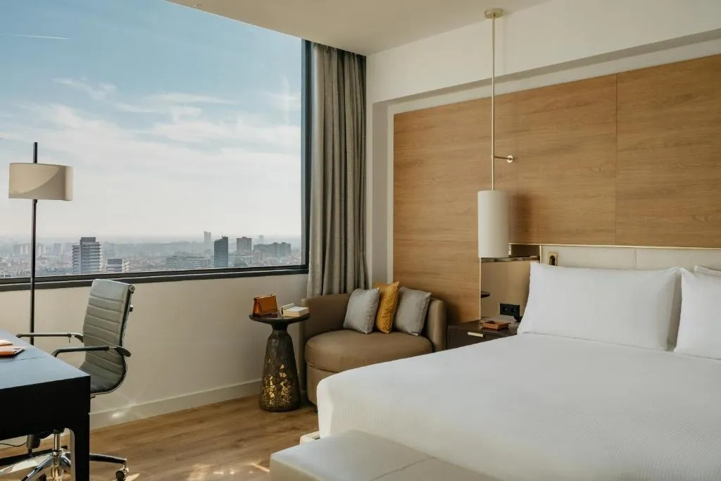 1 Bedroom Long Stay RedLevel Double Suite, bed type is subject to availability, full double bed room photo 1