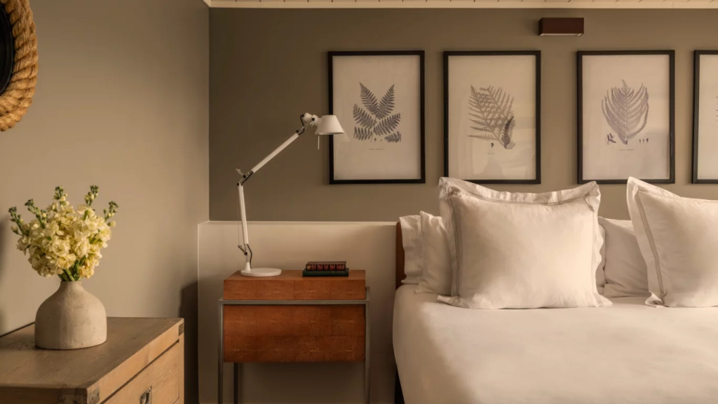 2 Bedrooms Suite with lake view