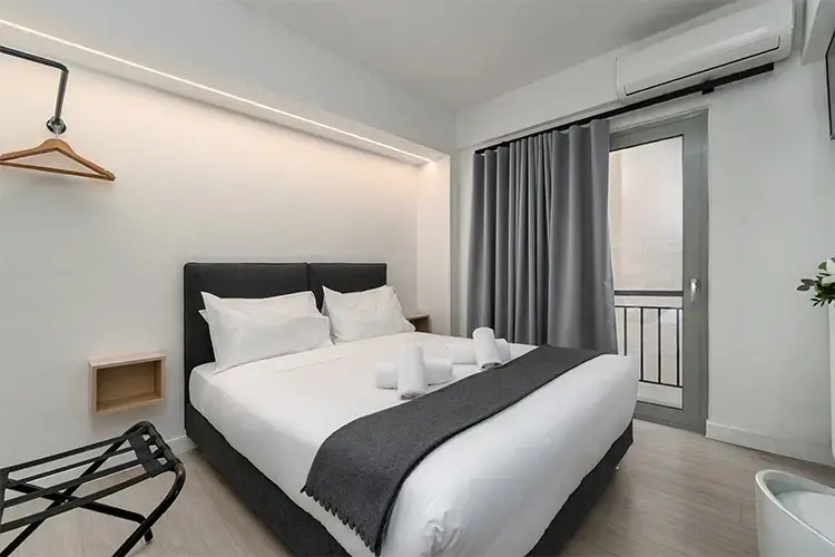 Small Double room (full double bed)