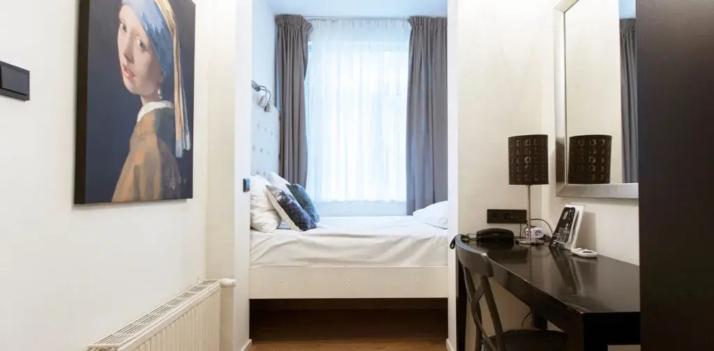 Small Double room (full double bed)