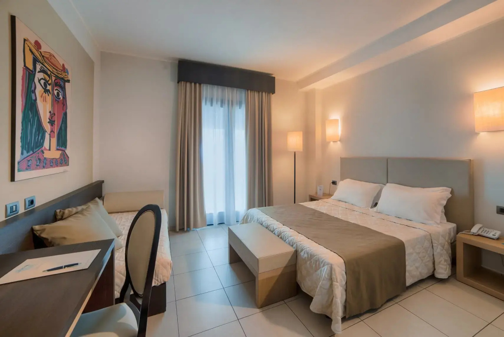 Deluxe Double room (full double bed)