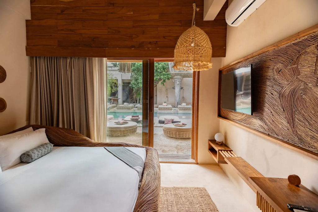 Pool Party Double Suite (full double bed)