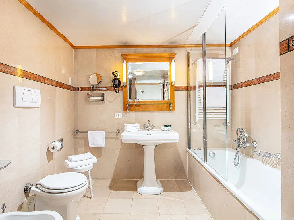 Deluxe Double room with canal view (twin beds)