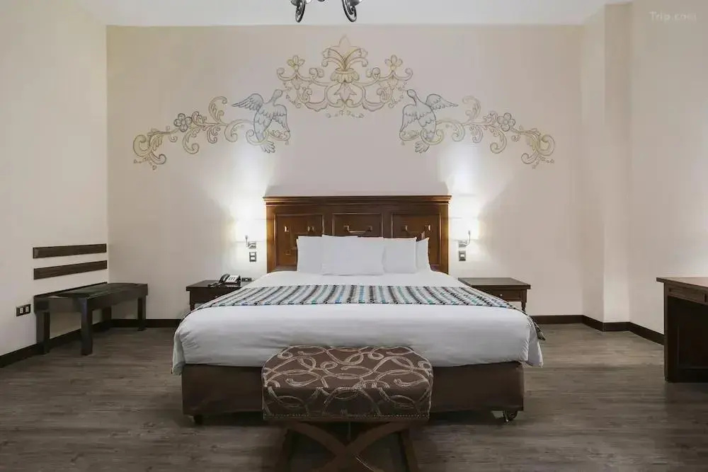 Colonial Double Suite full double bed