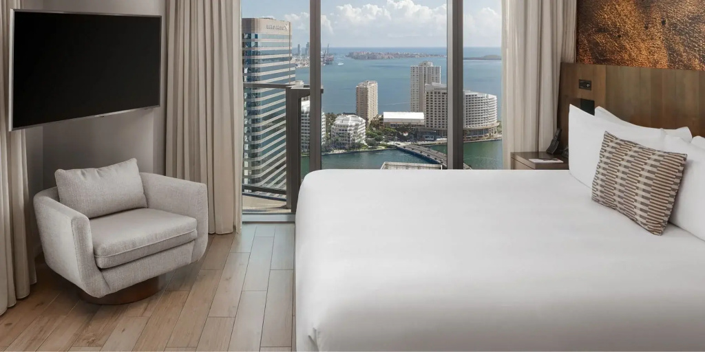 Bay Double room with balcony (full double bed)