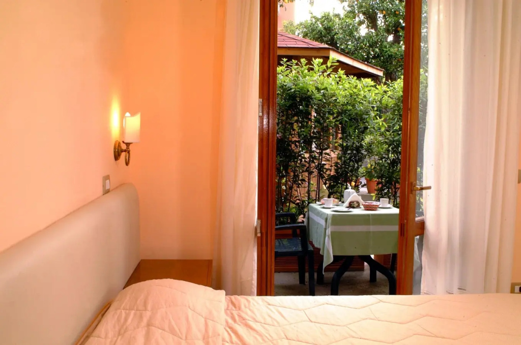 Double room (full double bed)