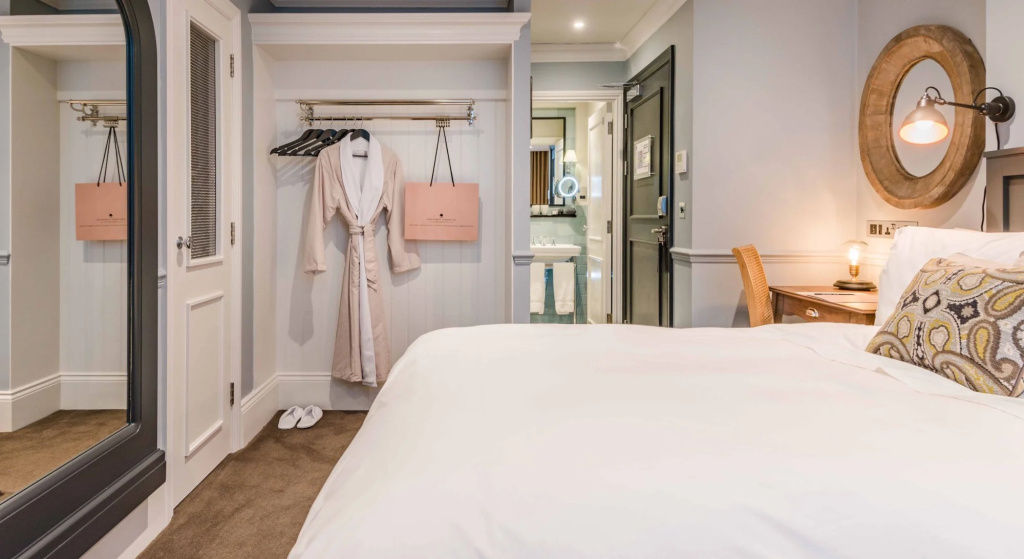 Snug Double room (full double bed)