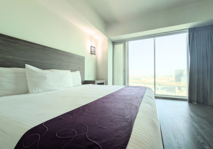 Double room with street view (full double bed)