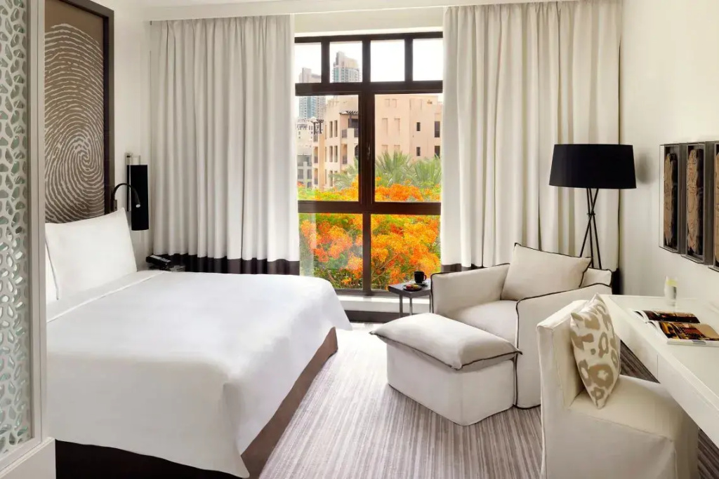 Premier Double room with city view (full double bed)