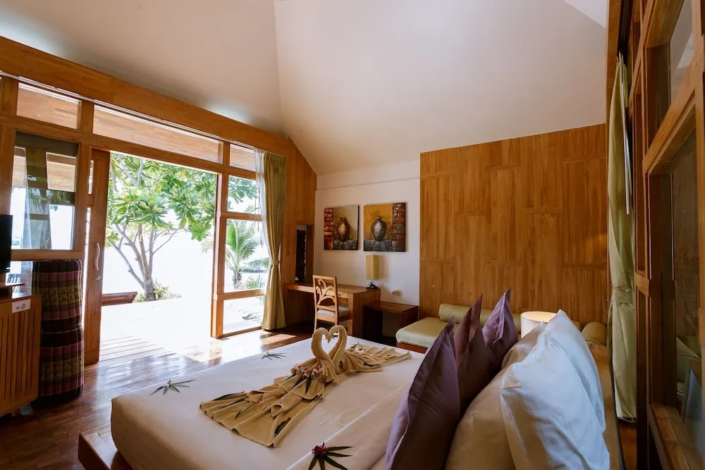 Бунгало Honeymoon Beachfront в Bundhaya Villas Koh Lipe