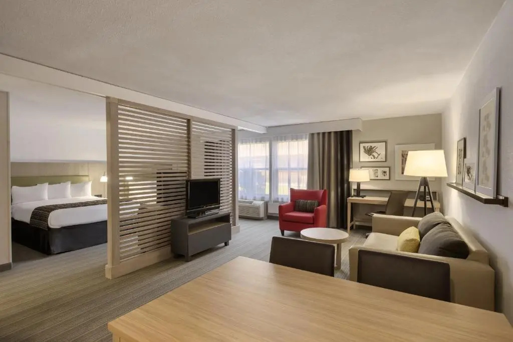 GreenTree Inn & Suites Phoenix Sky Harbor - Tap to explore photos