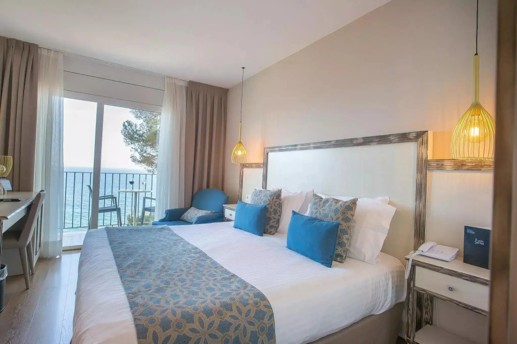 Mirador Double room (full double bed)