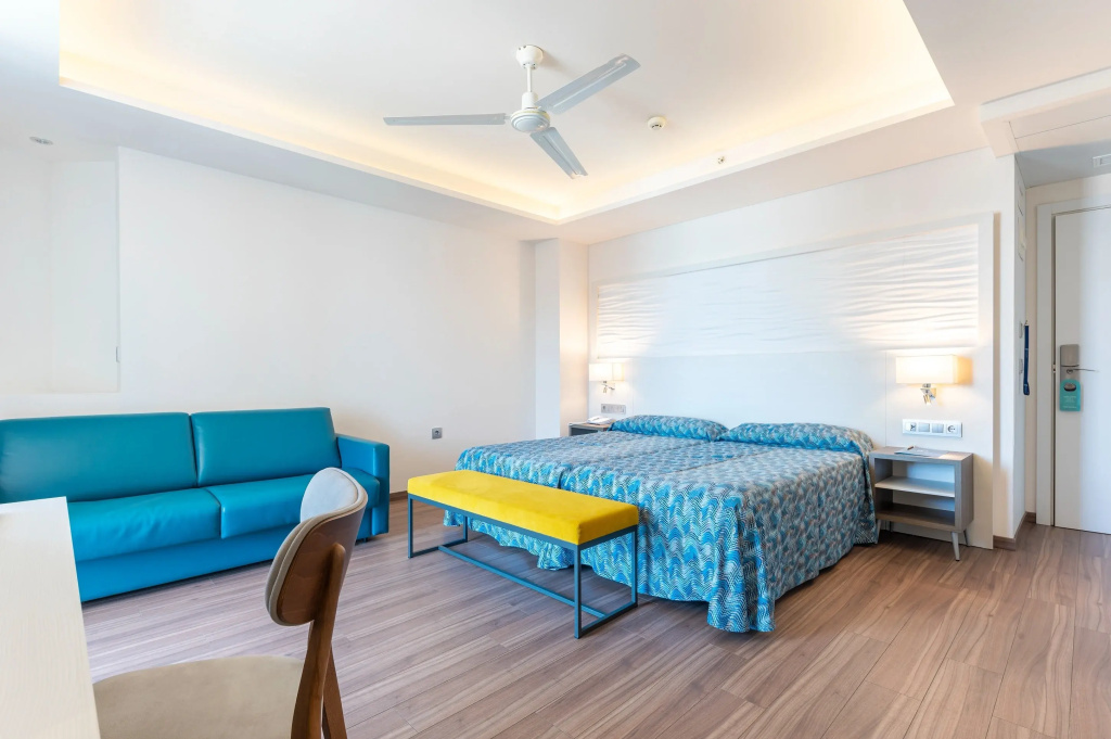 XL Double room with sea view (full double bed)