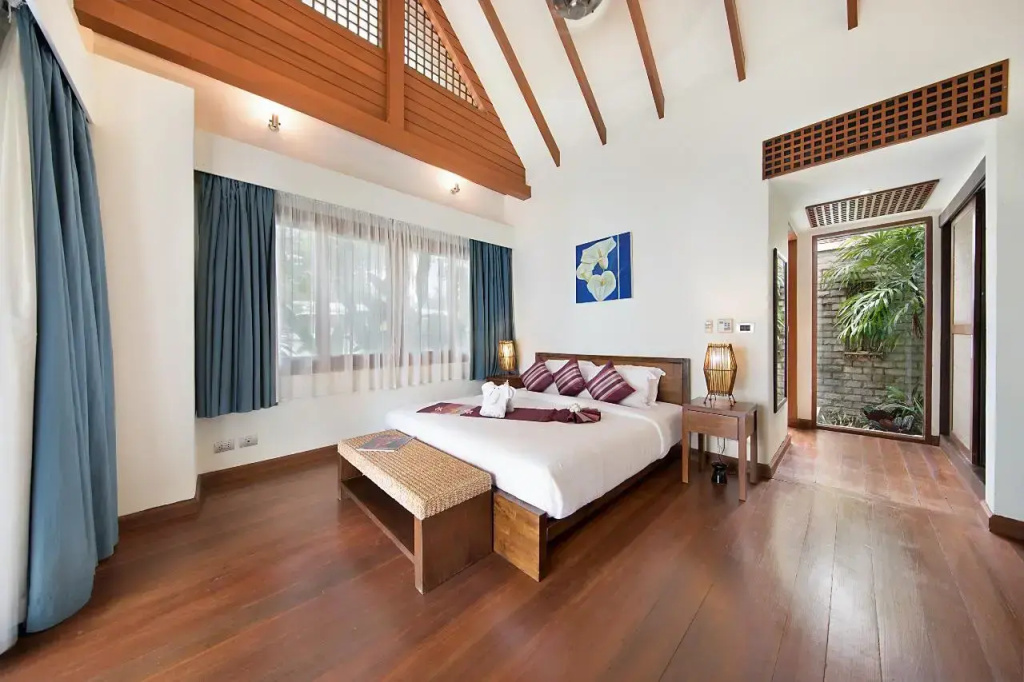 5 Bedrooms Villa