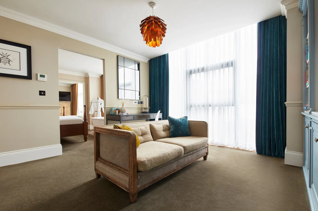 Double Suite full double bed