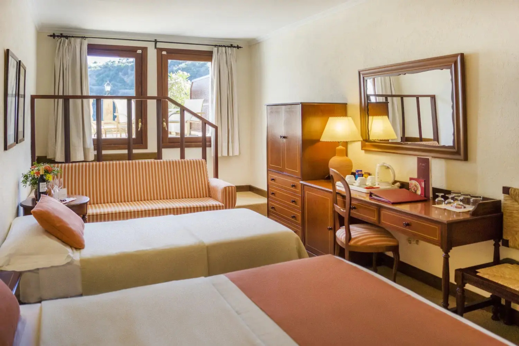 Classic with Terrace Triple room