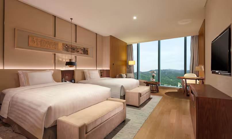 Premier Quadruple room with city view