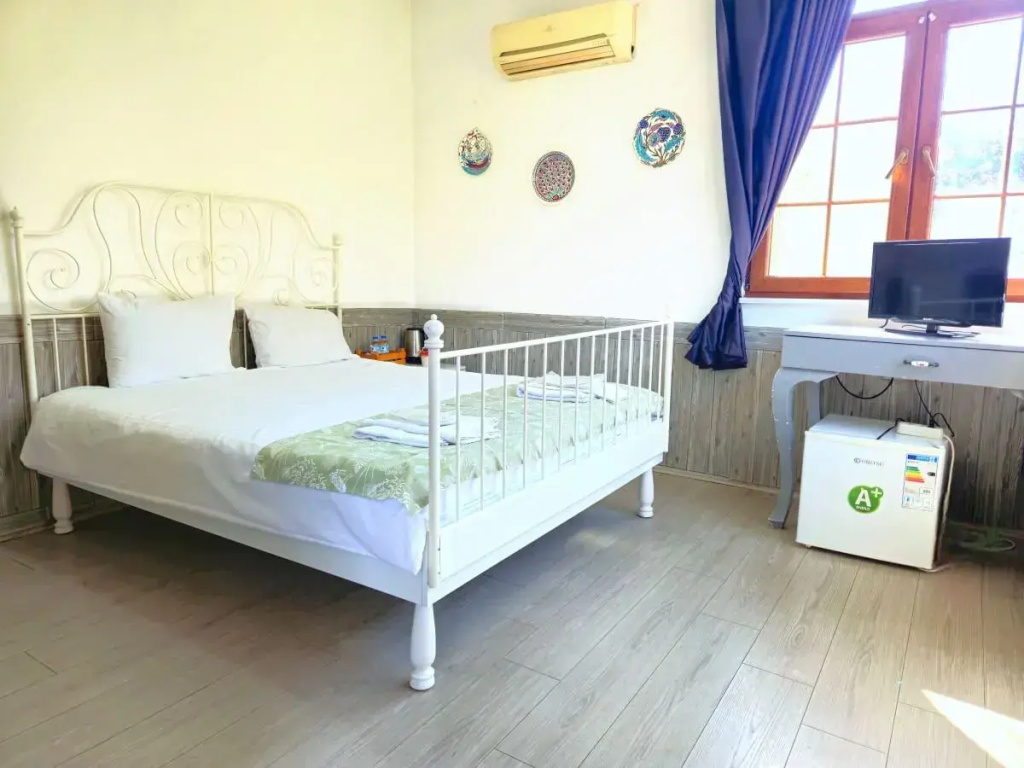 Standard with Garden Access Double room (full double bed)
