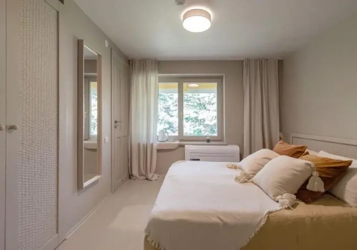 Small Double room (full double bed)