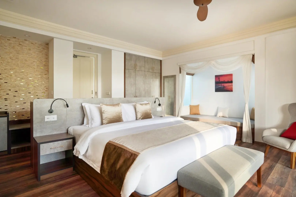 4 Bedrooms Beach Residence with Pool