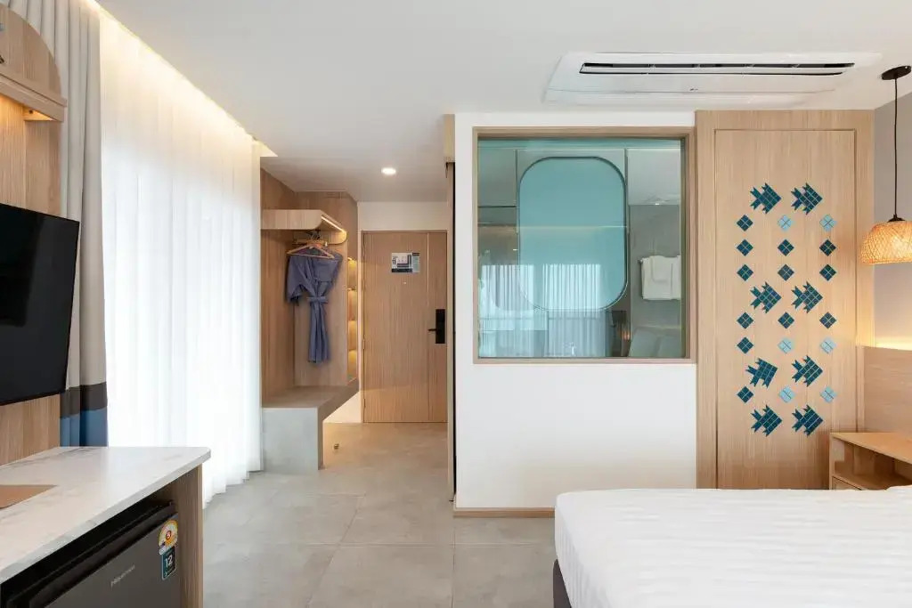 Двухместный номер Deluxe с балконом и с видом на море двуспальная кровать в Jomtien Thani Hotel