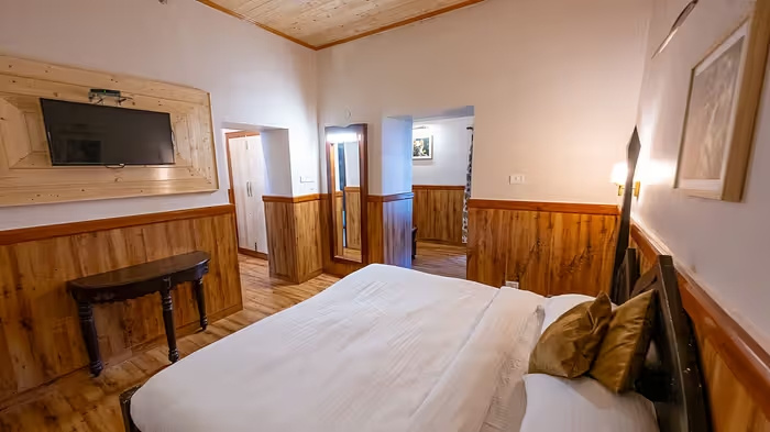 Oak Double room (full double bed)