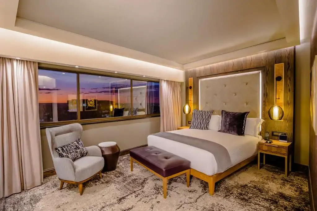 Double Sandton Towers Club Deluxe Suite (full double bed)