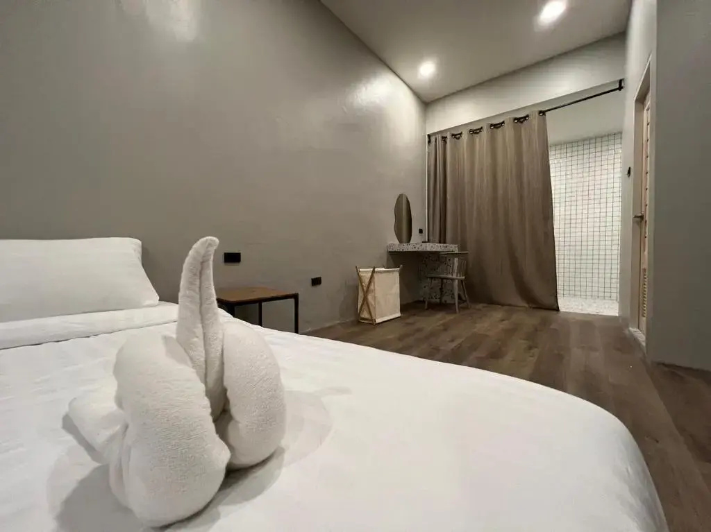 Bathtub Double Suite (full double bed)