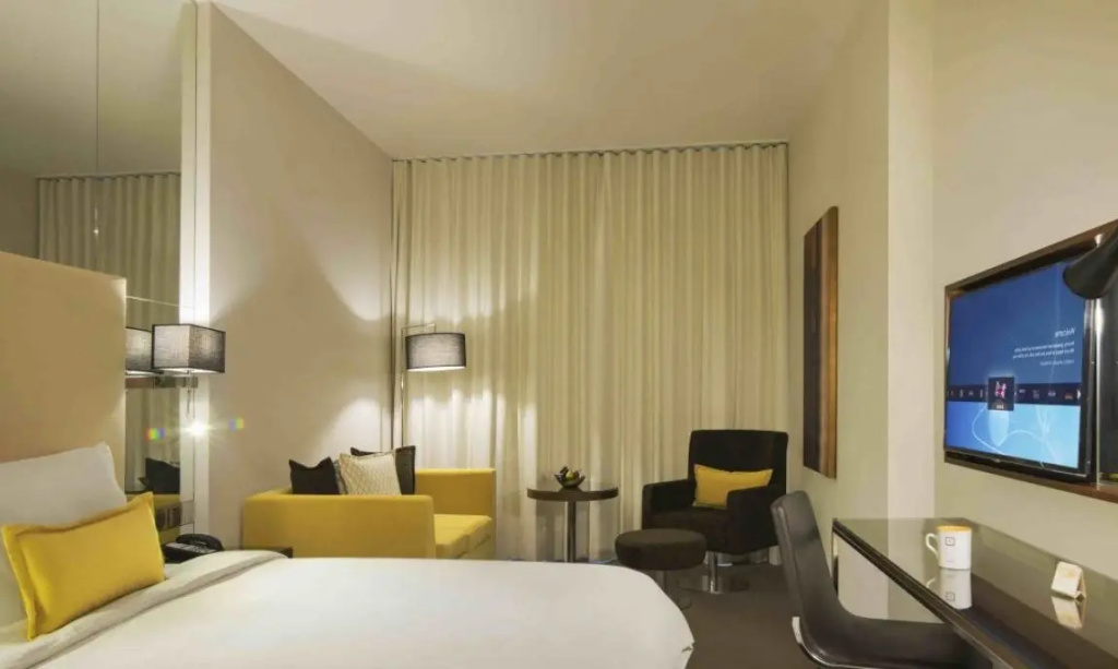 Centro High Floor Double room (full double bed)