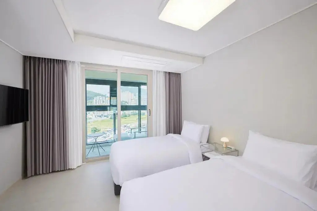 Standard Double room with harbour view (twin beds)