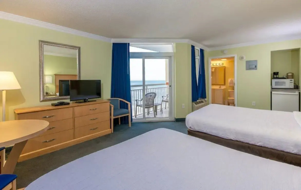 Quadruple room with partial ocean view