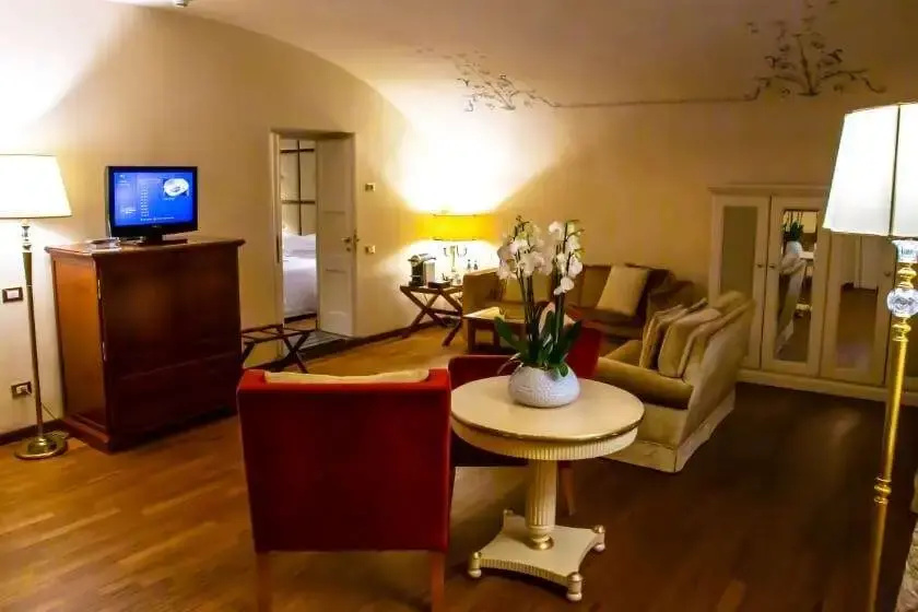 Golden Double Suite (full double bed)