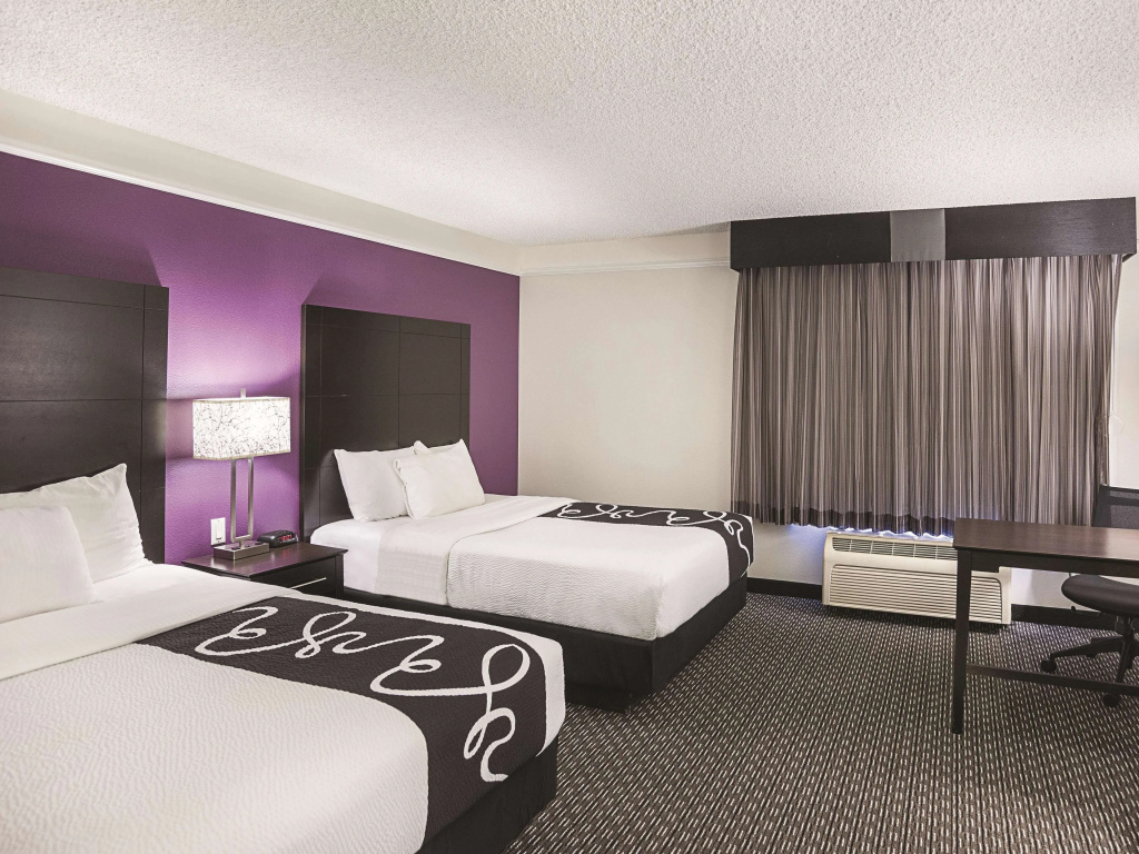 Travelodge by Wyndham Phoenix North - Tap to explore photos