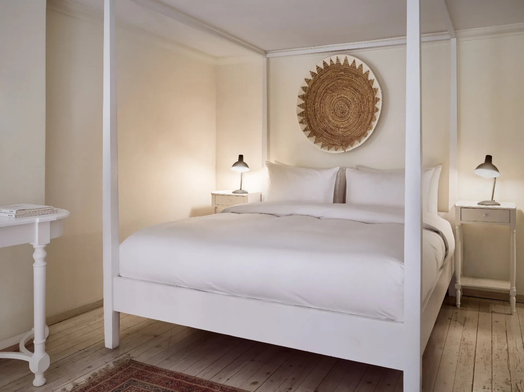 Double Plaza Studio (full double bed)