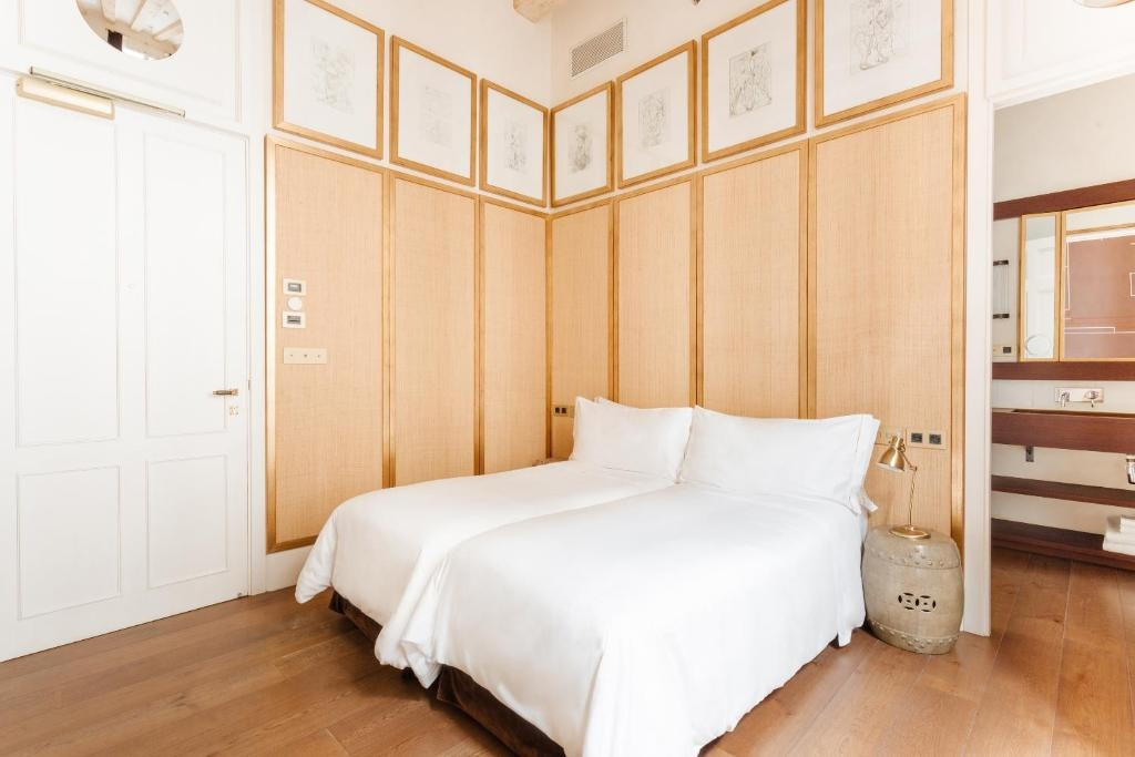 Double room with street view (twin beds)