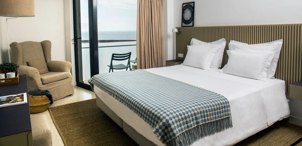 Double room with partial sea view (full double bed)