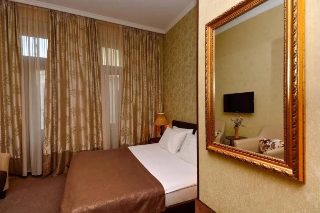 Double room with view (full double bed)